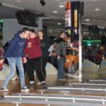 uczestnicy zawodów z okazji Międzynarodowego Dnia OSób Niepełnosprawnych - gra w kręgle