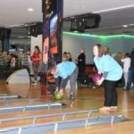 uczestnicy zawodów z okazji Międzynarodowego Dnia OSób Niepełnosprawnych - gra w kręgle