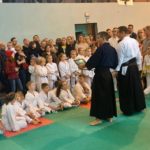 zawody w karate, uczestnicy słuchający prowadzących