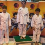 zawodnicy karate na podium