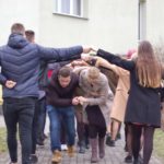 Uczniowie tańczący wspólnego Poloneza w szkołach powiatu poznańskiego