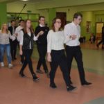 Uczniowie tańczący wspólnego Poloneza w szkołach powiatu poznańskiego