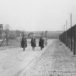 Trzech spacerowiczów w obozie koncentracyjnym
