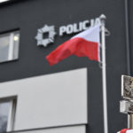 Flaga Polski na tle komisariatu w Tarnowie Podgórnym