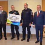 na zdjęciu starosta poznański z przewodniczącym Rady Powiatu w Poznaniu oraz policjanci z nagrodą