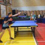 dzieci i młodzież rywalizująca w grand prix w tenisie stołowym