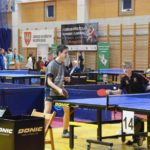 dzieci i młodzież rywalizująca w grand prix w tenisie stołowym