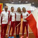 tenisistki w strojach reprezentacyjnych z flagą polski wraz z trenerem