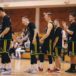 zespół Tarnovia Basket podająca ręce z drużyną przeciwną
