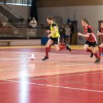 halowe mistrzostwa Wielkopolski w piłce nożnej dziewcząt, zawodniczki walczące o piłkę