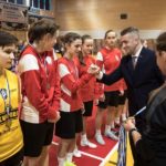 halowe mistrzostwa Wielkopolski w piłce nożnej dziewcząt, wręczanie medali i gratulacje