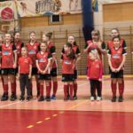 halowe mistrzostwa Wielkopolski w piłce nożnej dziewcząt, zawodniczki ustawione w rzędzie, oczekujące rozpoczęcia turnieju