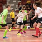 halowe mistrzostwa Wielkopolski w piłce nożnej dziewcząt, zawodniczki walczące o piłkę