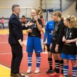 halowe mistrzostwa Wielkopolski w piłce nożnej dziewcząt w Luboniu, wręczanie pucharu zawodniczkom