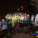 grupa biegaczy pozuje do zdjęcia - Aktywny Czerwonak Nocą