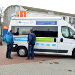 Mediabus Powiatu Poznańskiego stojący na parkingu Międzynarodowych Targów Poznańskich przed wejściem na Tour Salon