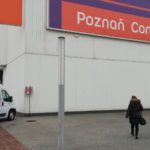 wejście do Poznań Congress Center, po lewej stronie promocyjny bus powiatu poznańskiego