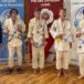 judoki z dyplomami i medalami pozujący do zdjęcia
