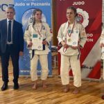 judoki z dyplomami i medalami pozujący do zdjęcia