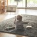 Dziecko w zabawie na dywanie