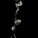 czarno białe zdjęcie mężczyzna grający na saksofonie