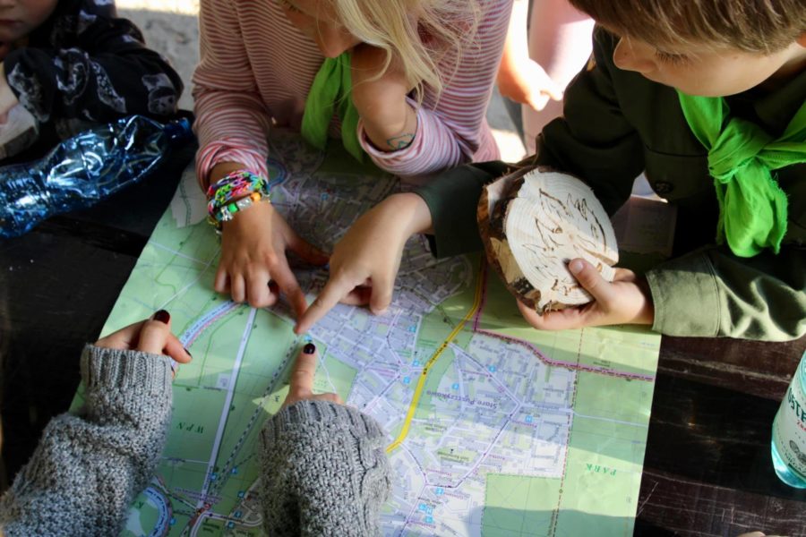 Zdjęcie dzieci patrzących na mapę