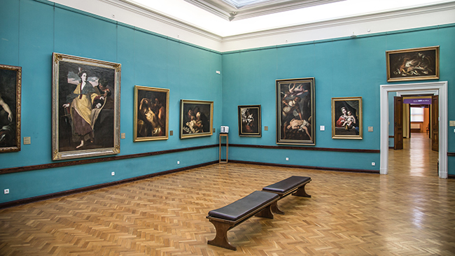 sala w muzeum z obrazamiii
