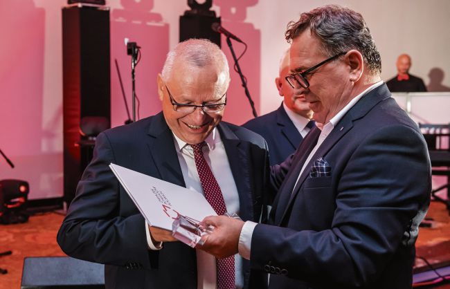 Starosta poznański Jan Grabkowski odbiera nagrodę w Ogólnopolskim Rankingu Gmin i Powiatów za 2020 rok