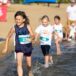 dzieci biegnące po wodzie