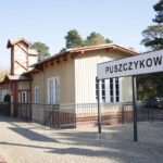 Dworzec PKP w Puszczykowie i uczestnicy uroczystości