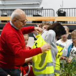 Przekazywanie kamizelek odblaskowych uczniom pierwszych klas w Cerekwicy