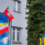 Flagi powstańcze na budynku Starostwa Powiatowego w Poznaniu