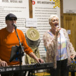 Miodowe lato w Skansenie - dwie osoby śpiewają na scenie