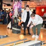 spotkanie na bowlingu osób z niepełnosprawnościami