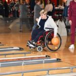 spotkanie na bowlingu osób z niepełnosprawnościami