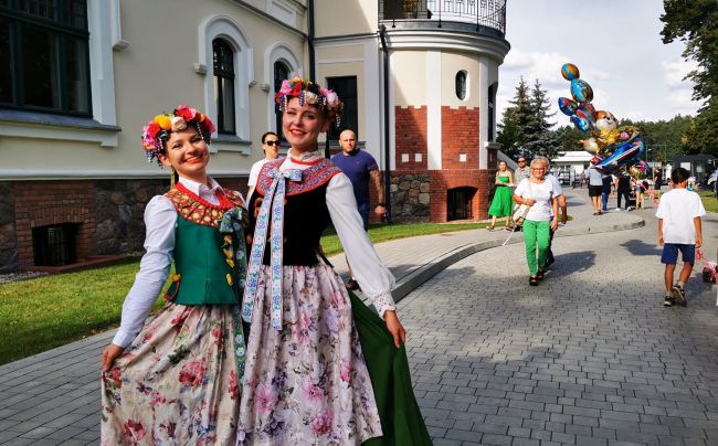 Tancerki z zespołu Poligrodzianie występowały podczas festynu Skrzynki Pełne Smaków 17 09 2023 w Dworze Skrzynki