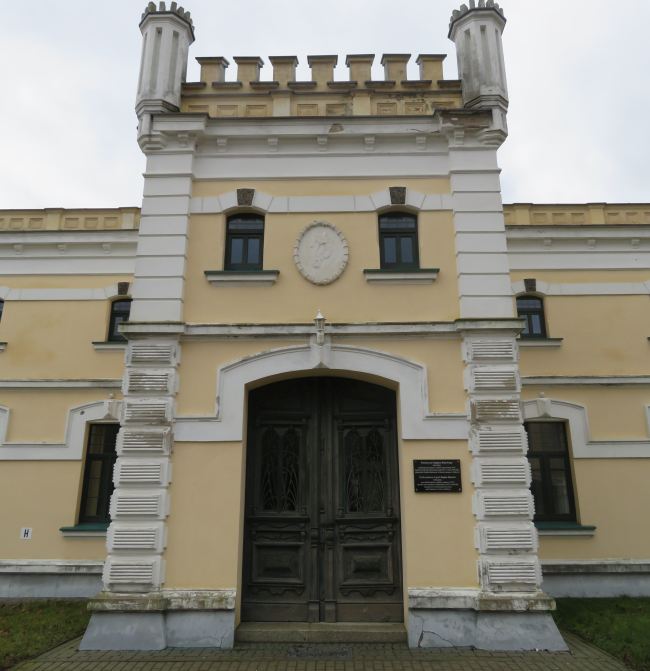 Remont elewacji budynku Wozowni znajdującej się w zespole pałacowym w Będlewie wraz z zachowanymi oryginalnymi drzwiami