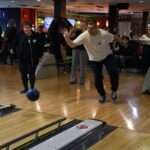 osoby z niepełnosprawnościmi spotkanie` na bowlingu