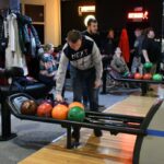 osoby z niepełnosprawnościmi spotkanie` na bowlingu