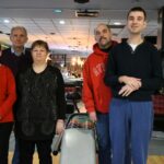 osoby z niepełnosprawnościmi spotkanie` na bowlingu