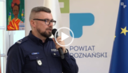 Policjant na sesji Rady Powiatu w Poznaniu