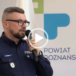 Policjant na sesji Rady Powiatu w Poznaniu