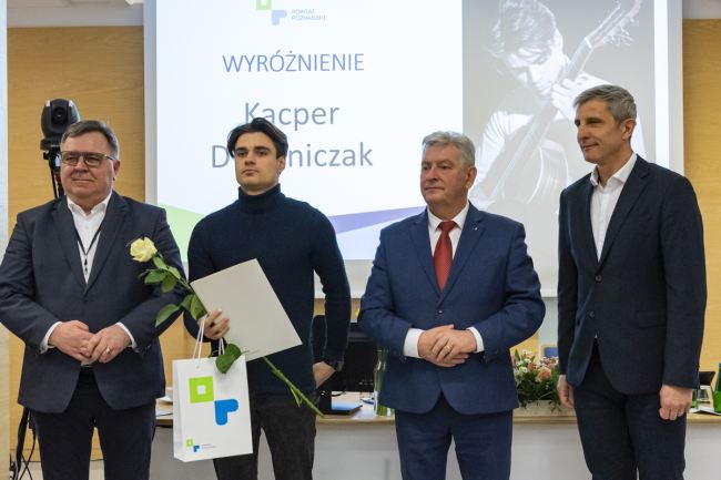Kacper Dworniczak w 2023 roku był jednym z laureatów Nagród Powiatu Poznańskiego za osiągnięcia w dziedzinie twórczości artystycznej