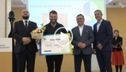 kadr z Powiatowej17. - Łukasz Kuropaczewski z nagrodą
