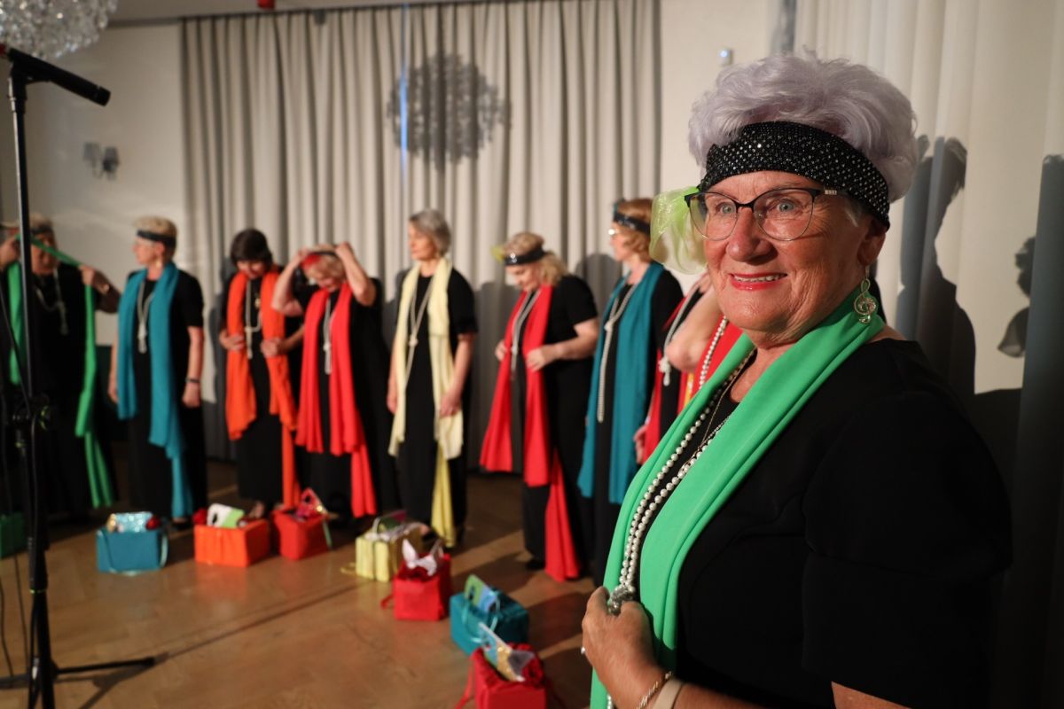 senioritki w skrzynkach