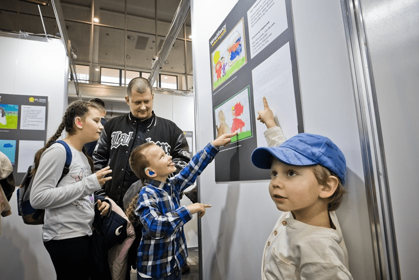 Uczestnicy wystawy malarskiej