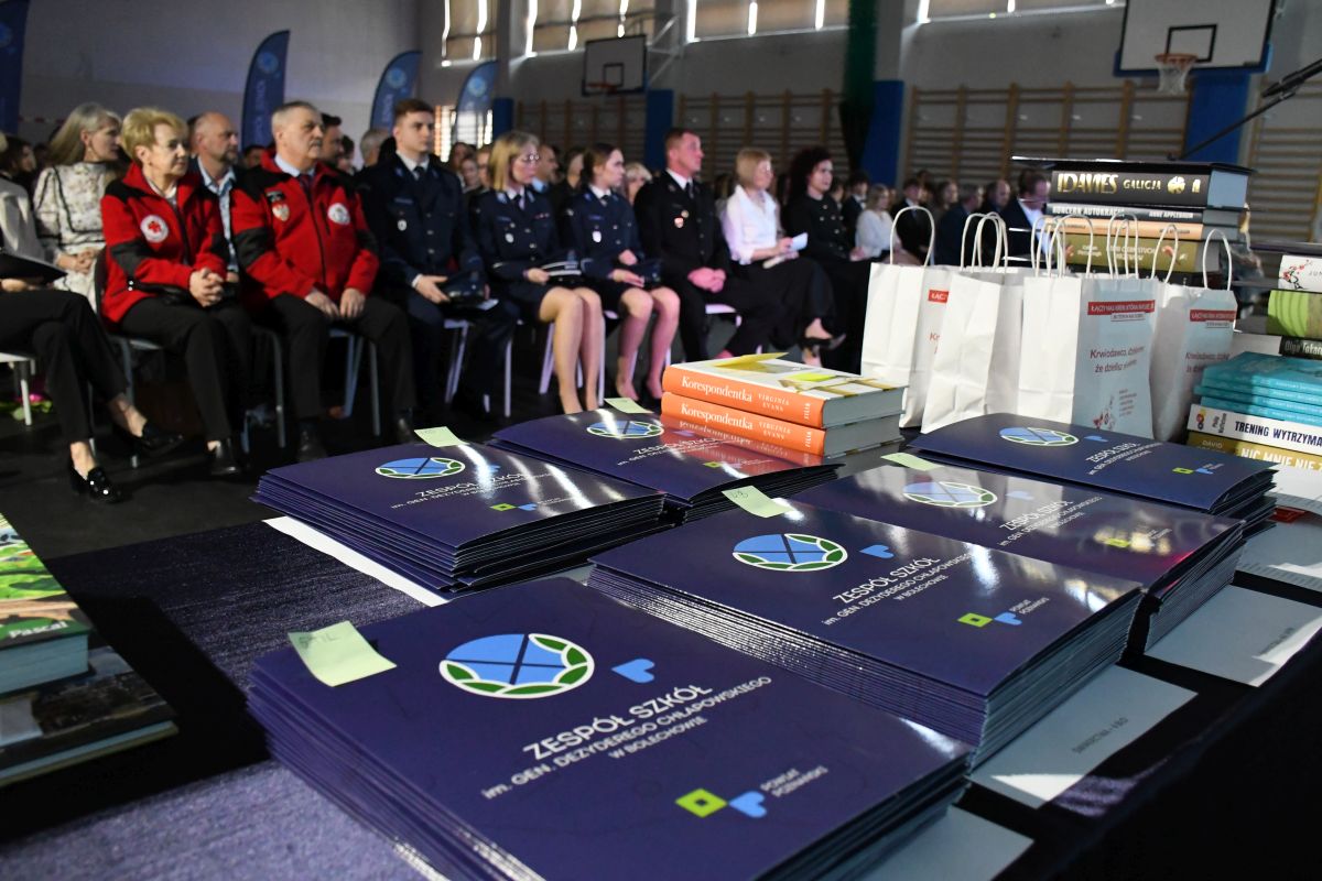 Pożegnanie maturzystów w powiatowych szkołach