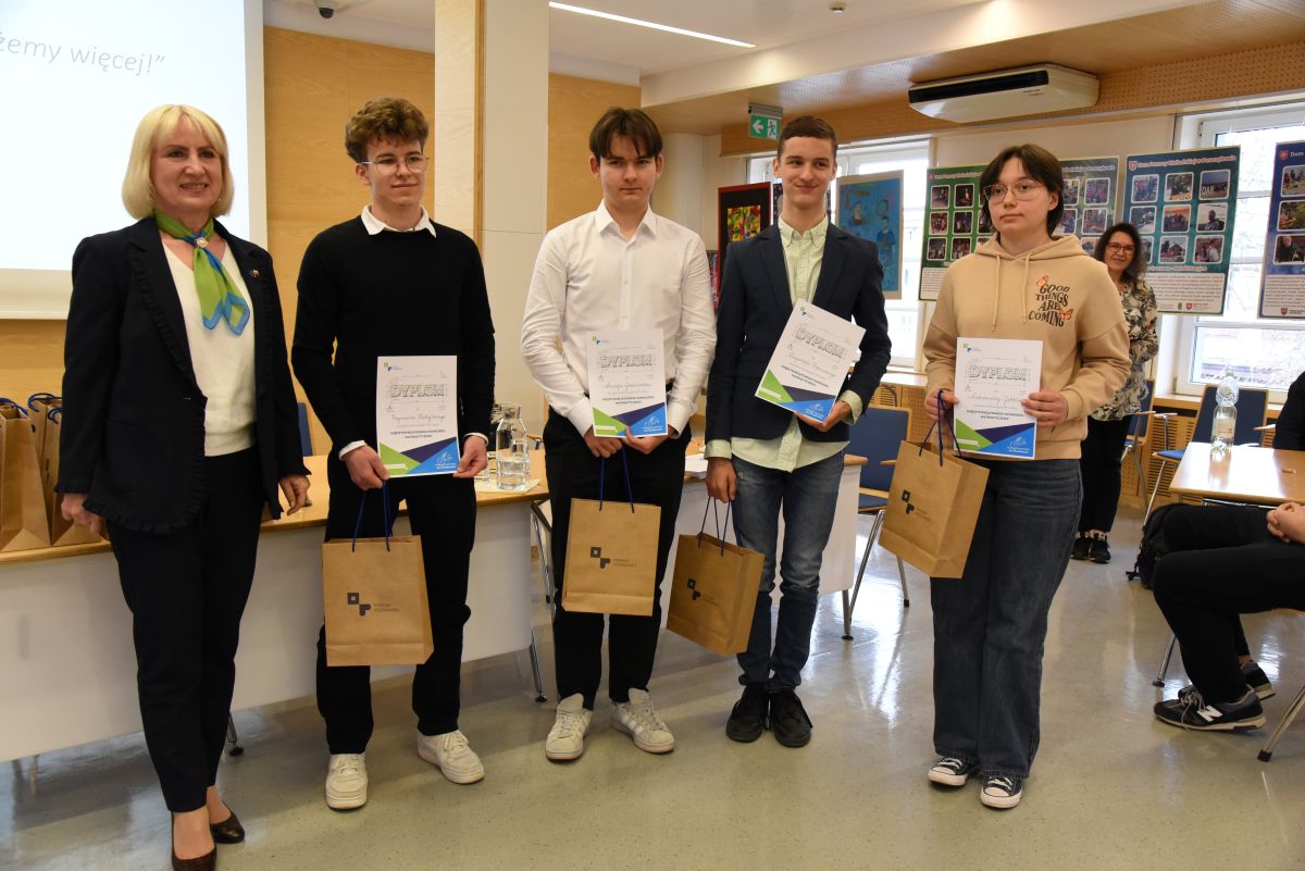 Uczniowie zmagali się z matematycznymi zadaniami